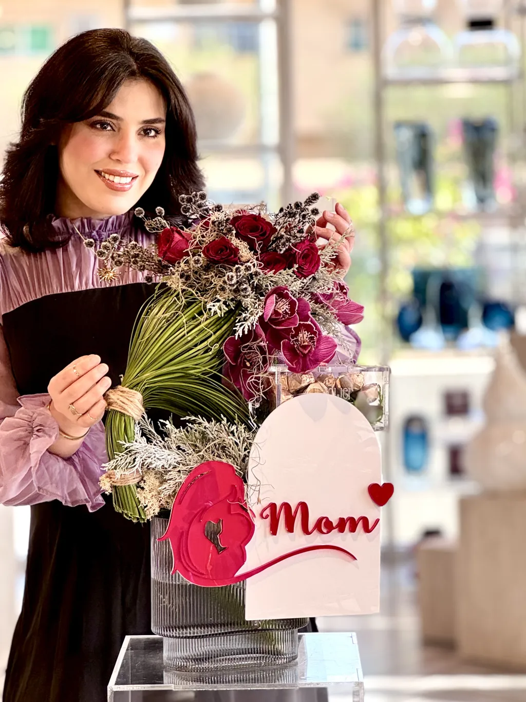 أمي الغاليه مع الشوكلت