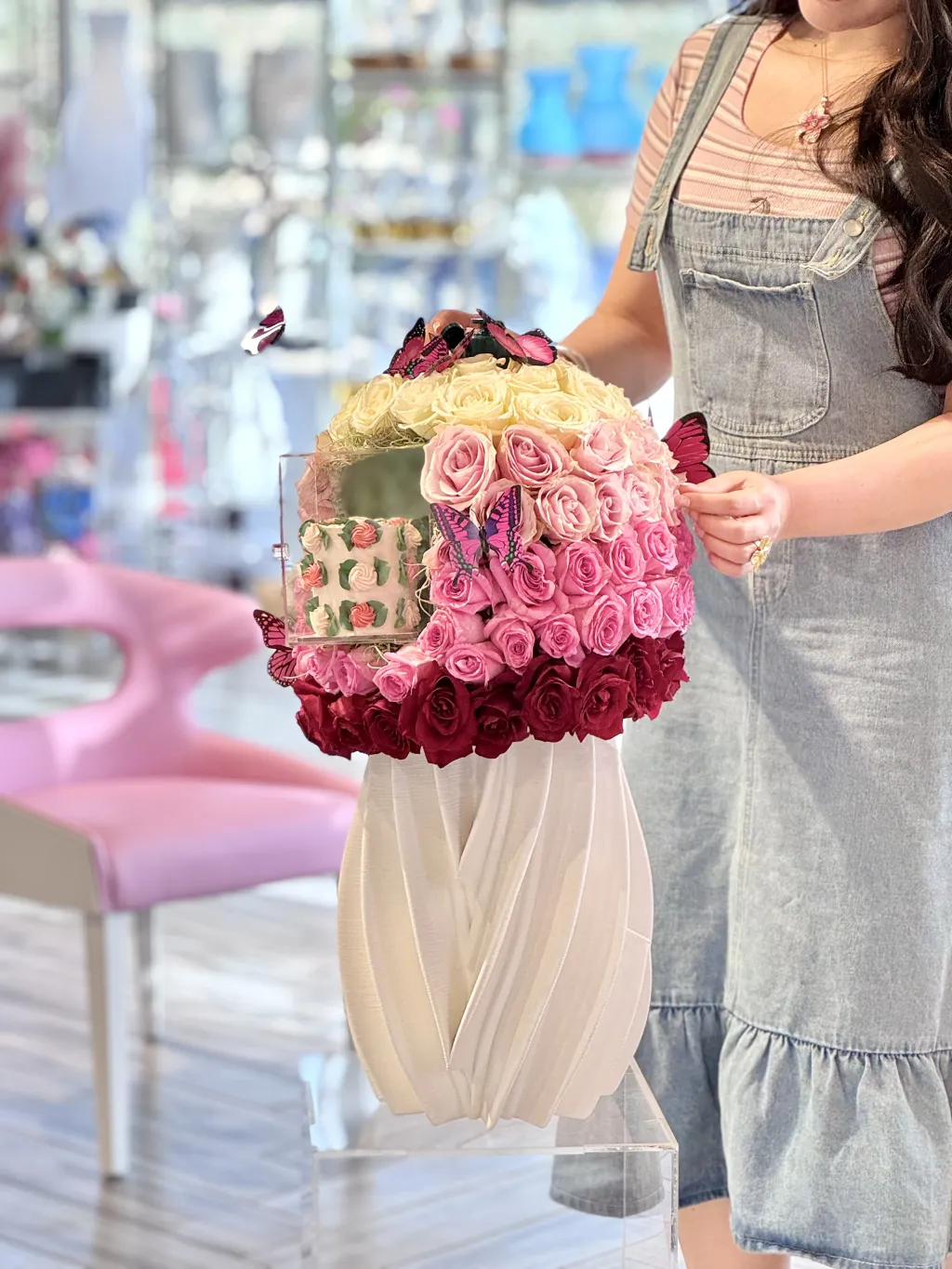 فازة السيراميك مع الفراشه المتحركة والكيك